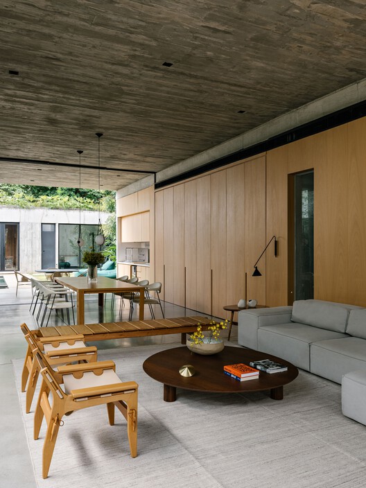 Ipó House / Estudio BRA Arquitetura - Фотография интерьера, стол, диван, окна