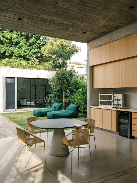 Ipó House / Estudio BRA Arquitetura - Фотография интерьера, кухня, стол, стул, столешница, окна