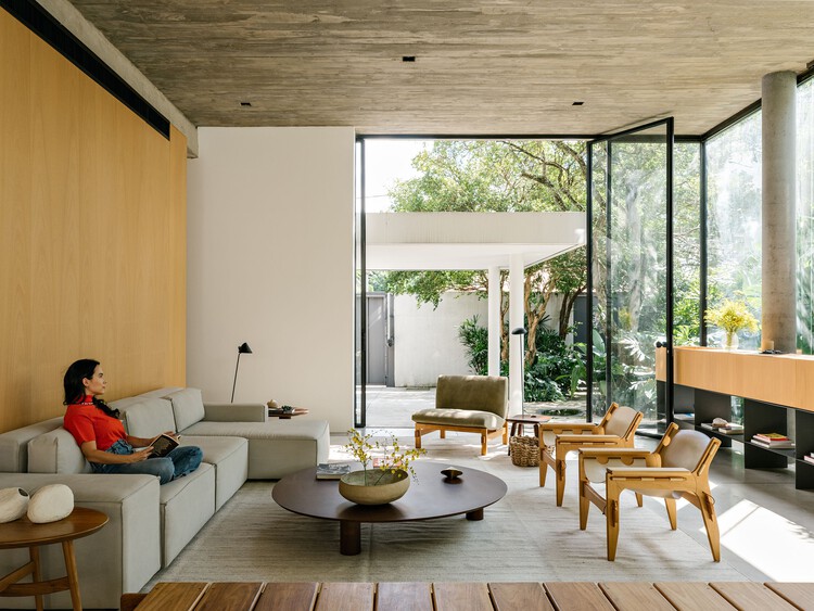 Ipó House / Estudio BRA Arquitetura - Фотография интерьера, гостиная, стол