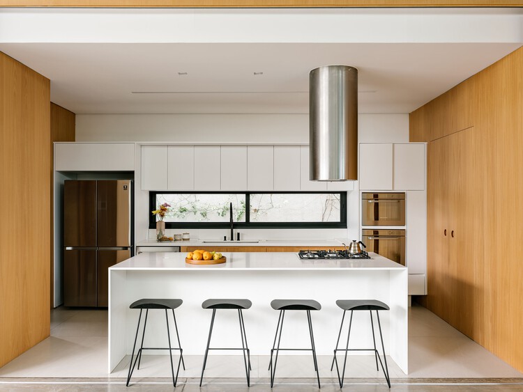 Ipó House / Estudio BRA Arquitetura - Фотография интерьера, кухня, стол, столешница, стул