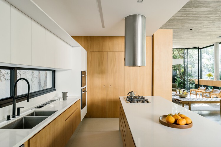 Ipó House / Estudio BRA Arquitetura - Фотография интерьера, кухня, стол, окна, столешница, стул