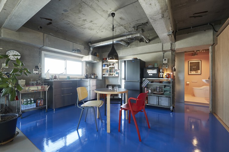 Ремонт квартиры Tokyo Blue / ROOVICE - Фотография интерьера, кухня, стол, стул, столешница
