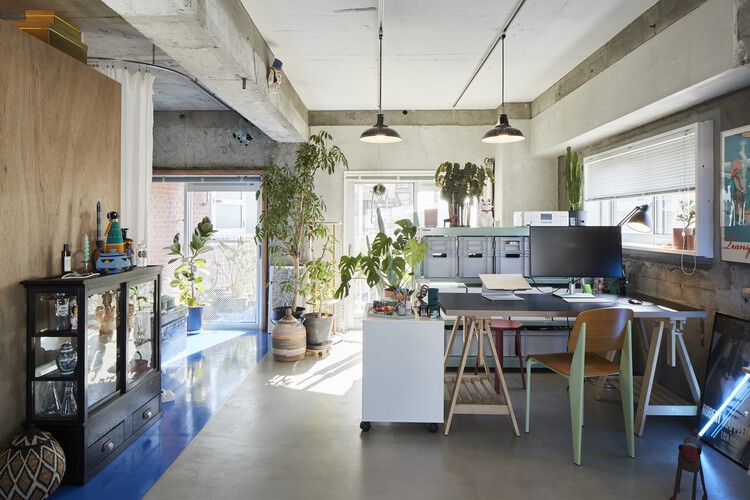 Ремонт квартиры Tokyo Blue / ROOVICE - Фотография интерьера, кухня, стол, стул