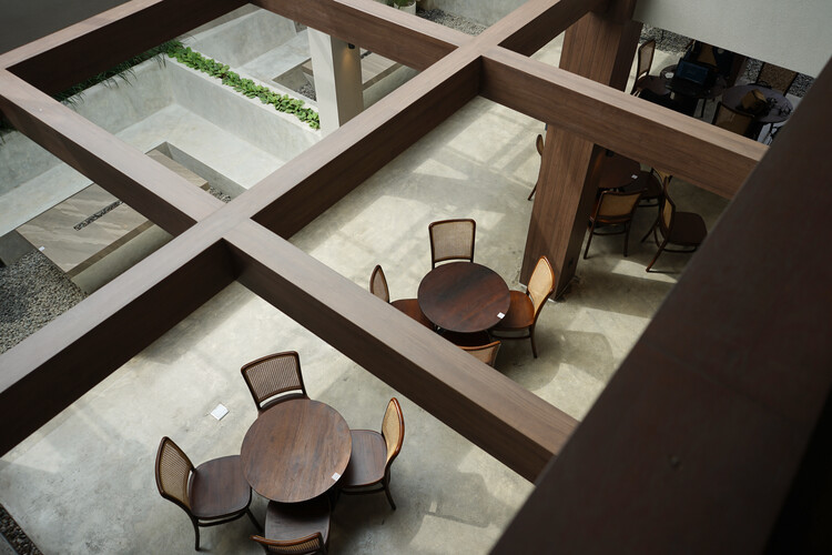 Ресторан и бар Circolo / Simpul Studio - Фотография интерьера, дерево, стул