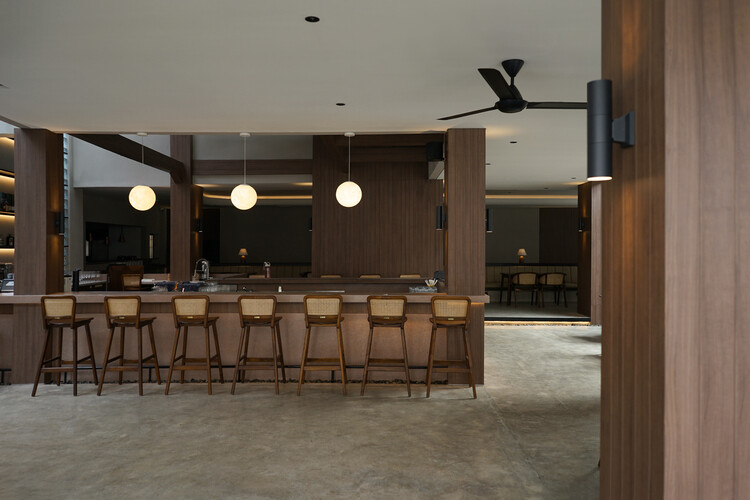 Ресторан и бар Circolo / Simpul Studio - Фотография интерьера, стол, стул