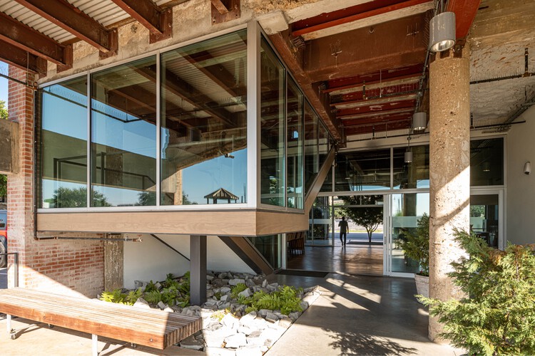 All Saints Dallas / Cunningham Architects — фотография интерьера, фасад, балка
