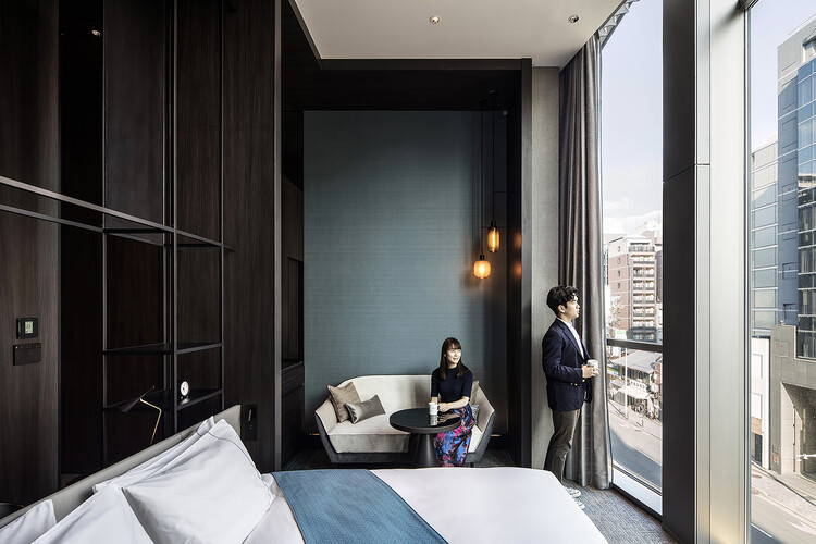 Richmond Hotel Premier Kyoto-shijo / Takenaka Corporation — Фотография интерьера, спальня, окна, стул