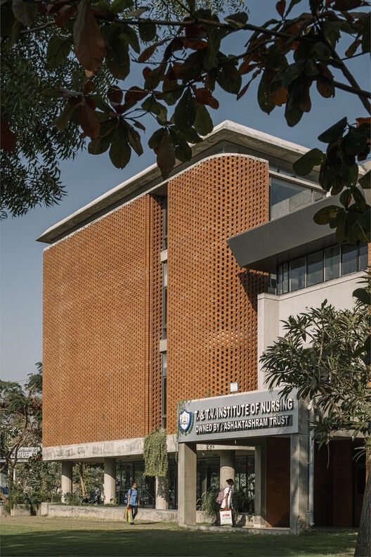 Колледж медсестер Ашакташрам / Неогенез + Studi0261 - Экстерьерная фотография, фасад