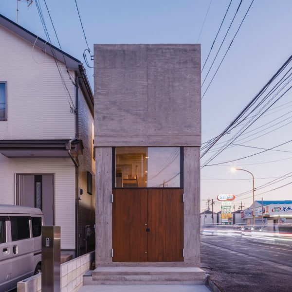 IGArchitects разместила небольшой дом площадью 2700 метров на узком участке в Японии