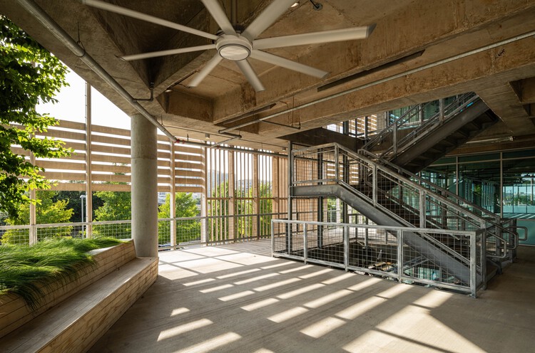 Офисное здание Shady Brook / Cunningham Architects — фотография интерьера, балка