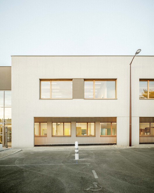 Строительство школьного колледжа Сен-Доминик Савио и гимназии в Сен-Жюльен-ле-Вилла, Франция / Atelier Téqui Architects – Фотография экстерьера, окна, фасад