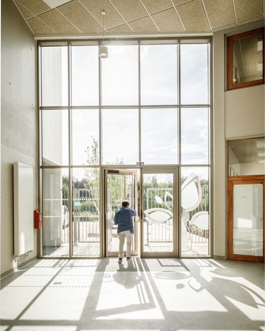 Строительство гимназии Сен-Доминик Савио и гимназии в Сен-Жюльен-ле-Вилла, Франция / Atelier Téqui Architects - Фотография интерьера, двери, окна, фасад
