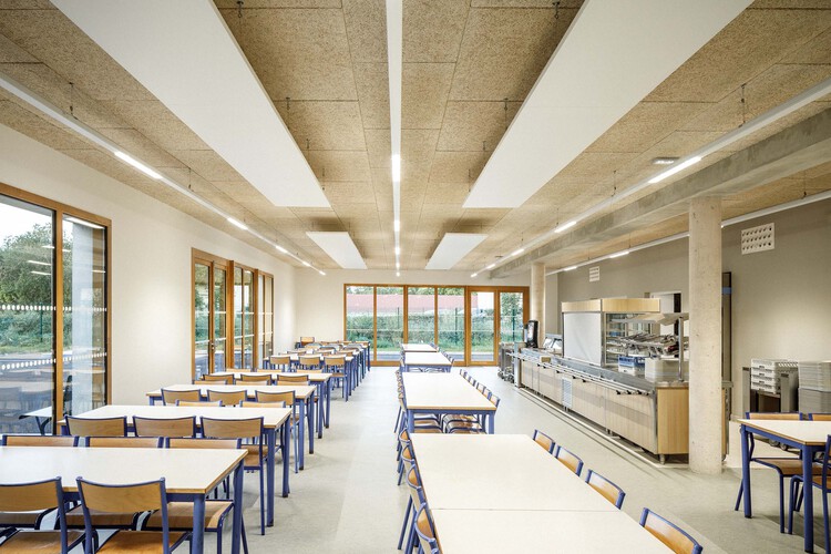 Строительство гимназии Сен-Доминик Савио и гимназии в Сен-Жюльен-ле-Вилла, Франция / Atelier Téqui Architects - Фотография интерьера, кухня, стол, окна, стул