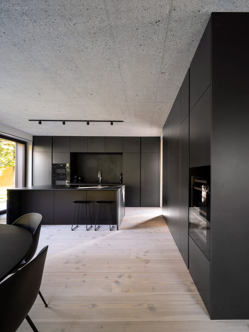 Интерьер кухни и столовой семейного дома от OFIS Arhitekti