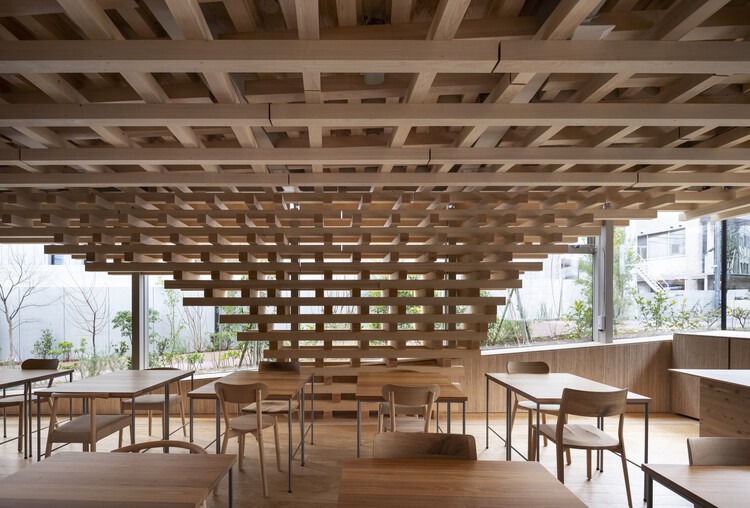 AEAJ Green Terrace / Kengo Kuma & Associates — Фотография интерьера, столовая, стол, стул, балка