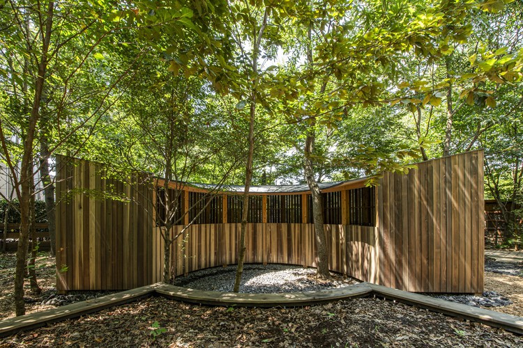 Туалет TOILETOWA / Tono Mirai Architects - Фотография экстерьера, лес