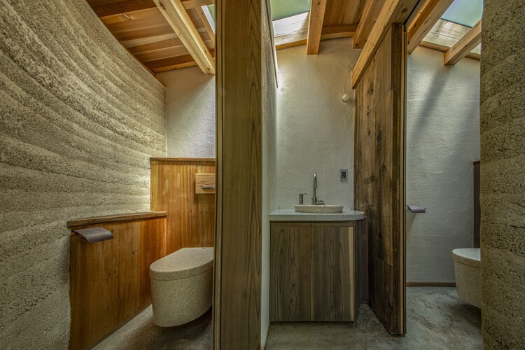 Туалет TOILETOWA / Tono Mirai Architects - Фотография интерьера, ванная комната, раковина
