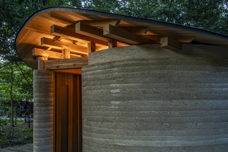 Туалет TOILETOWA / Tono Mirai Architects - Фотография экстерьера, дверь, балка