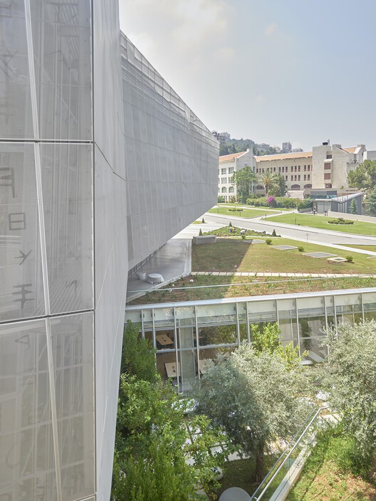 Библиотека Дж. Дж. Джаббра и центральное административное здание Р. Нассара / Ателье Pagnamenta Torriani - фотография экстерьера, окна, фасад