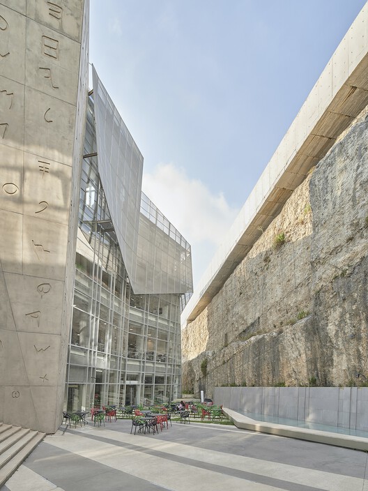 Библиотека Дж. Дж. Джаббра и центральное административное здание Р. Нассара / Ателье Pagnamenta Torriani - фотография экстерьера, фасад