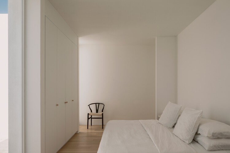 Shi House / HW Studio — Фотография интерьера, спальня, кровать