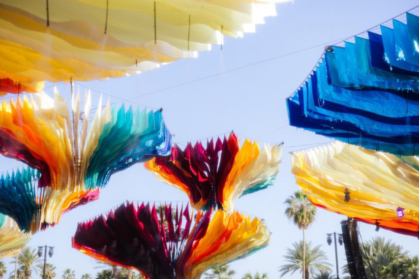Плавающие тканевые инсталляции для фестиваля Coachella