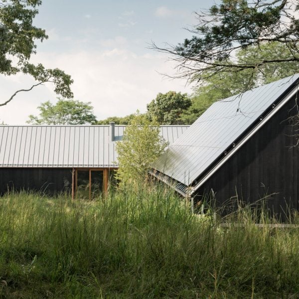 Lake Flato Architects обратилась к амбарам для проектирования дома в Норт-Форке