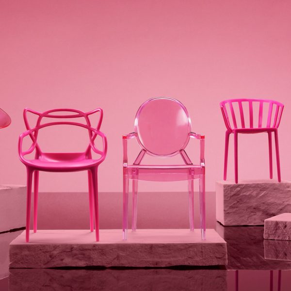 Kartell воссоздает розовые стулья Филиппа Старка для сидения людей и Барби
