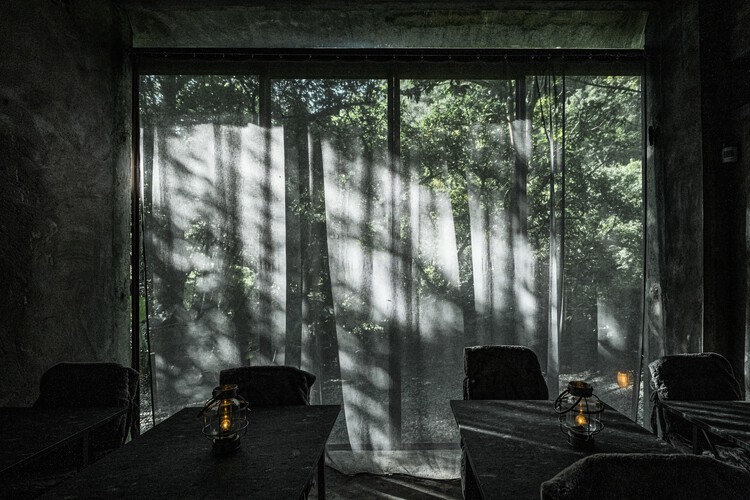 Проект восстановления безрудного наследия / DIVOOE ZEIN Architects — фотография экстерьера, стул, лес