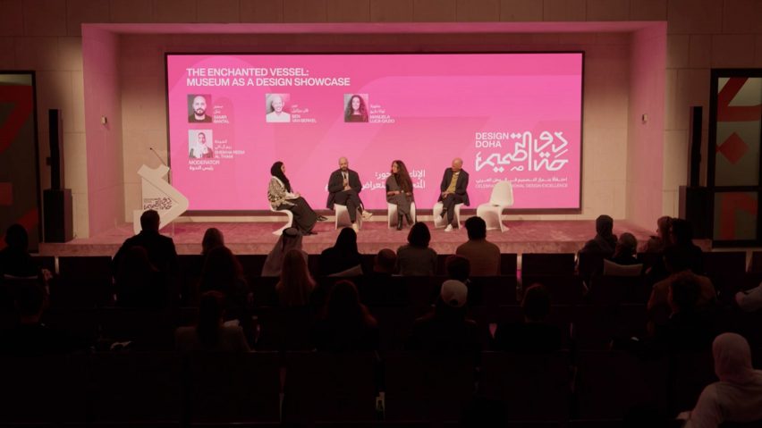 Видеозапись выступающих на сцене Форума дизайна в Дохе под большой графической надписью «Зачарованный сосуд: музей как витрина дизайна»
