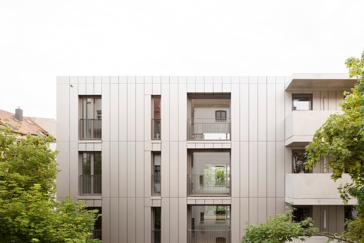 Многоквартирный дом Kurti 50A / Aline Hielscher Architektur — фотография экстерьера, окна, фасад