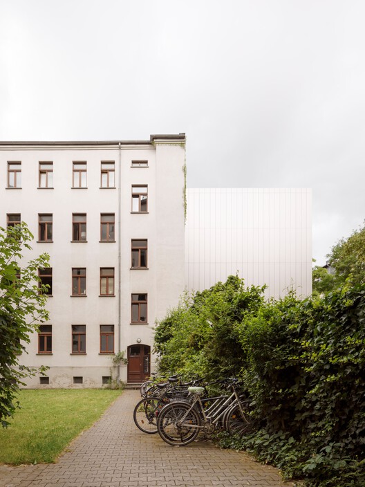 Многоквартирный дом Kurti 50A / Aline Hielscher Architektur — фотография экстерьера, окна