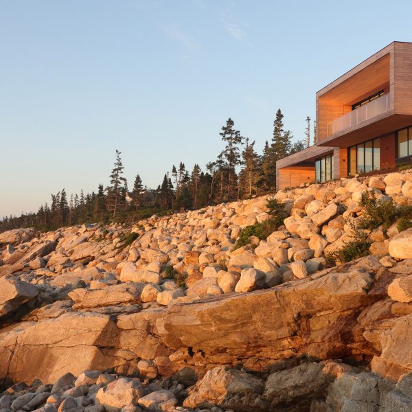 Omar Gandhi Architects балансирует кедровый дом на побережье Новой Шотландии