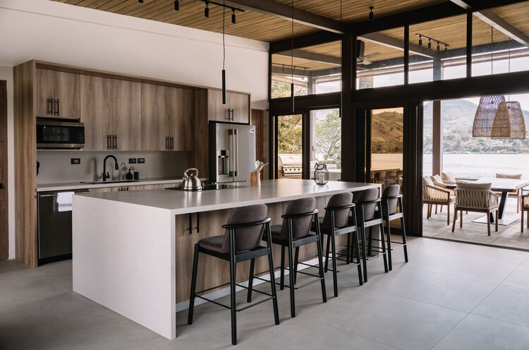 La Bocha House / YDR estudio + AR estudio - Фотография интерьера, кухня, стол, раковина, стул, столешница