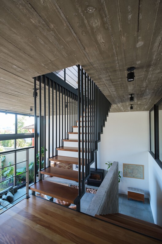 Flor House / Stemmer Rodrigues Arquitetura - Фотография интерьера, лестница, окна, балка, перила