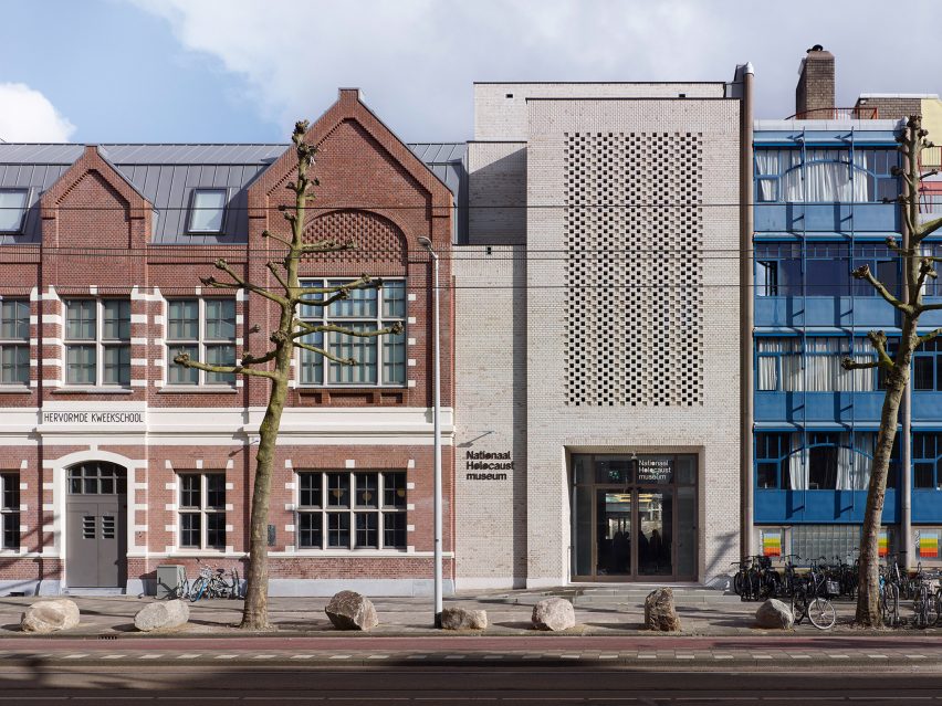 Фасад Национального музея Холокоста и бывшей школы Kweekschool в Нидерландах.