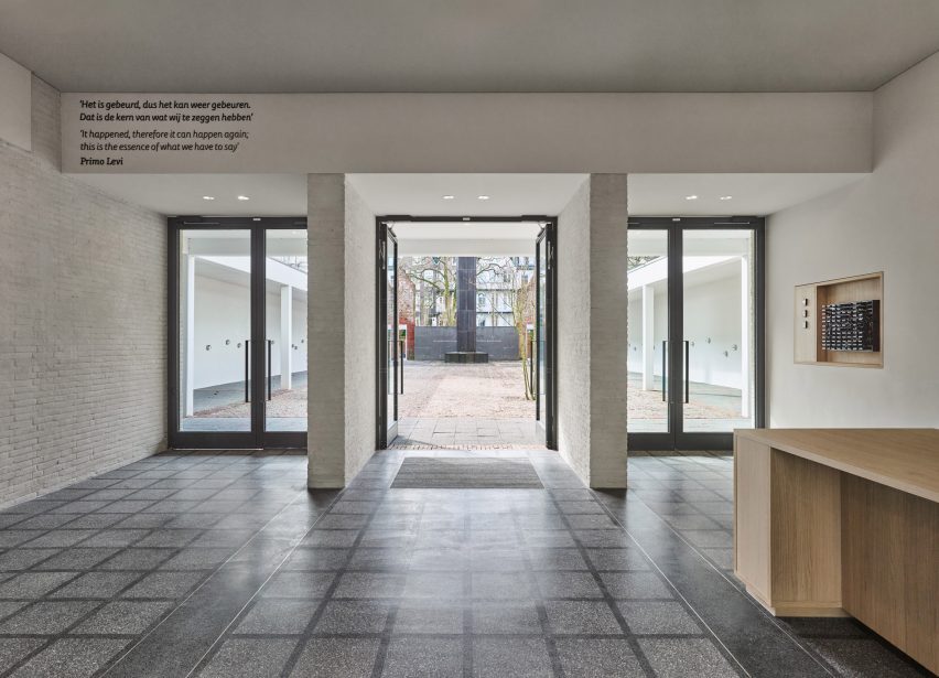 Вид на внутренний двор Национального музея Холокоста в Амстердаме.