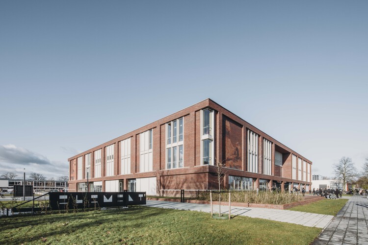 Здание школы Het Element / De Zwarte Hond - фотография экстерьера, фасада