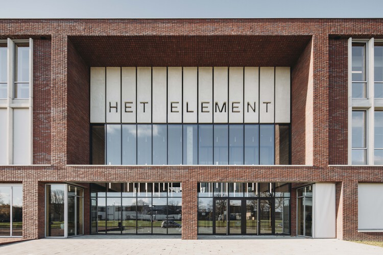 Здание школы Het Element / De Zwarte Hond - фотография экстерьера, окон, фасада