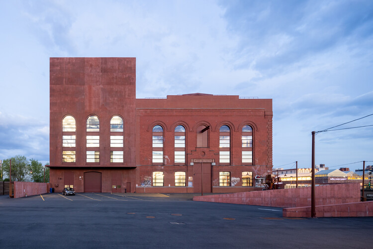 Преобразование исторических промышленных зданий в городах США: 6 зданий, адаптированных для современного рабочего пространства — изображение 2 из 24