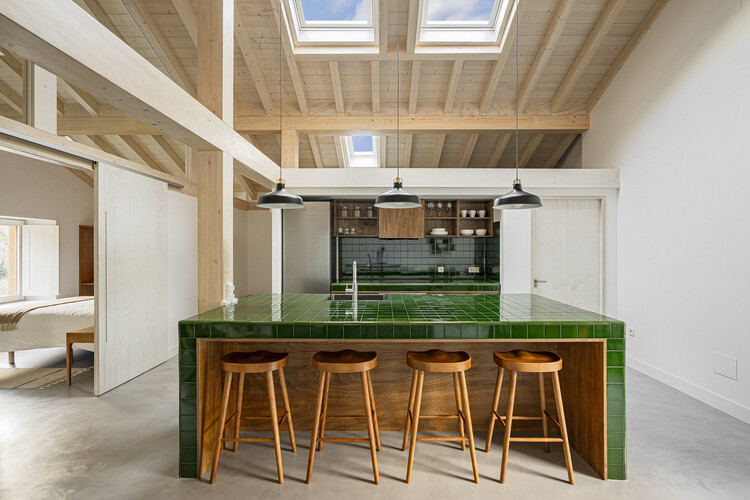 Luarna House / A1 Arquitectos - Фотография интерьера, кухня, стол, стул, окна, балка