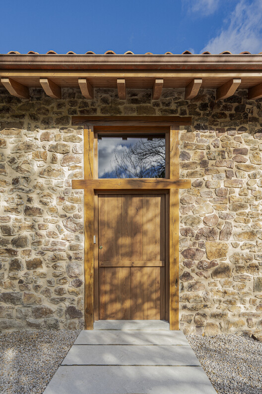 Luarna House / A1 Arquitectos - Фотография интерьера, дверь, кирпич, фасад