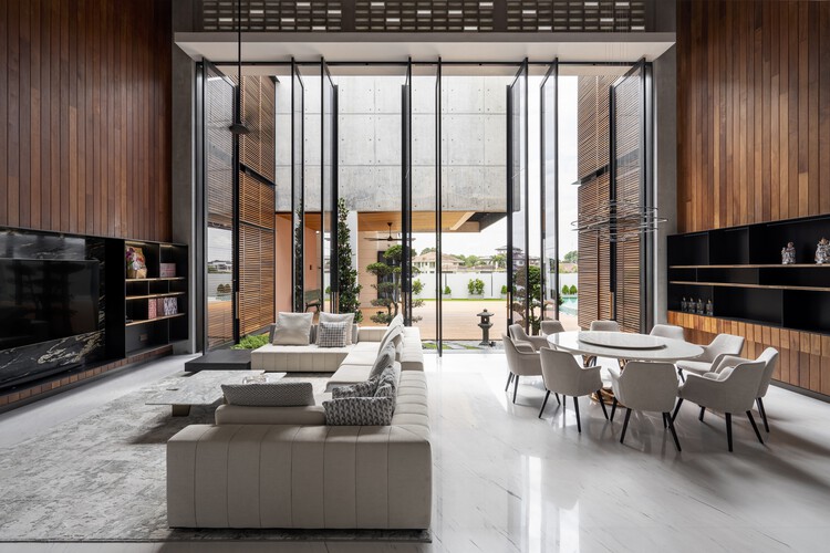 3-Juxta House / Kee Yen Architects — фотография интерьера, гостиная, стол, стул