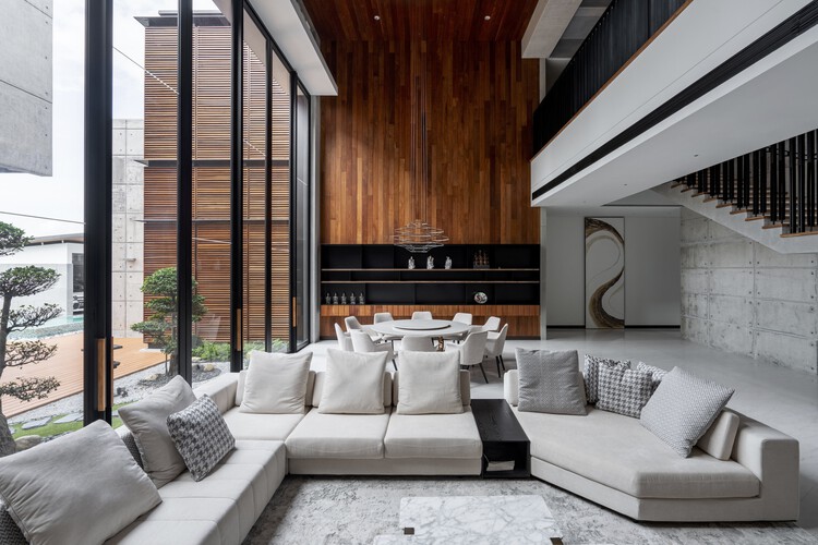 3-Juxta House / Kee Yen Architects — фотография интерьера, гостиная, диван