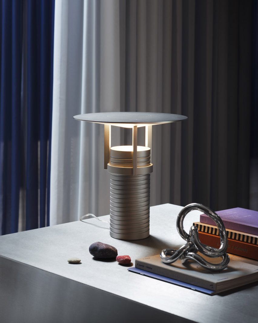 Set Lamp от Джейми Вулфонда для Muuto, интуитивно понятной настольной лампы из алюминия.