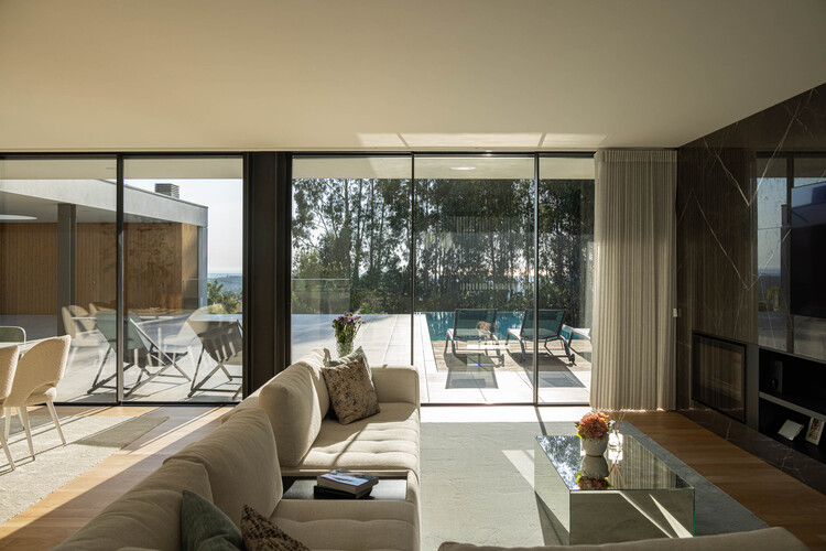 JMC House / Atelier d'Arquitectura Lopes da Costa - Фотография интерьера, гостиная, стол, стул
