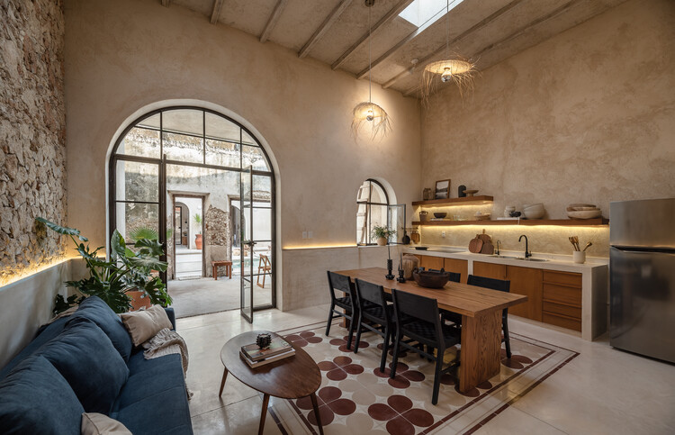 LOHR House / Veinte Diezz Arquitectos - Фотография интерьера, стол, диван, окна, стул