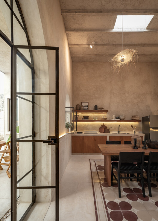 LOHR House / Veinte Diezz Arquitectos - Фотография интерьера, стол, балка