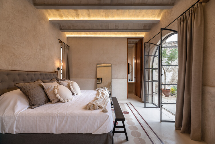 LOHR House / Veinte Diezz Arquitectos - Фотография интерьера, спальня, балка, кровать