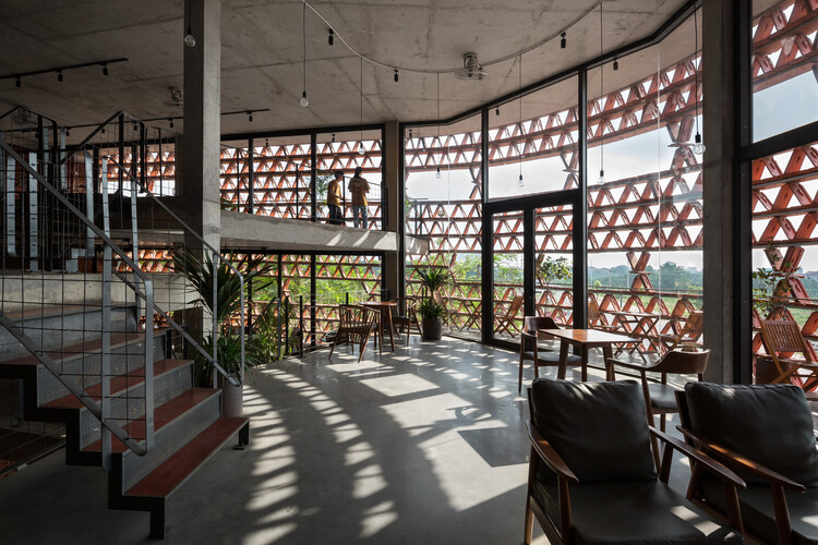 Ngói Space / H&P Architects — Фотография интерьера, стул, балка